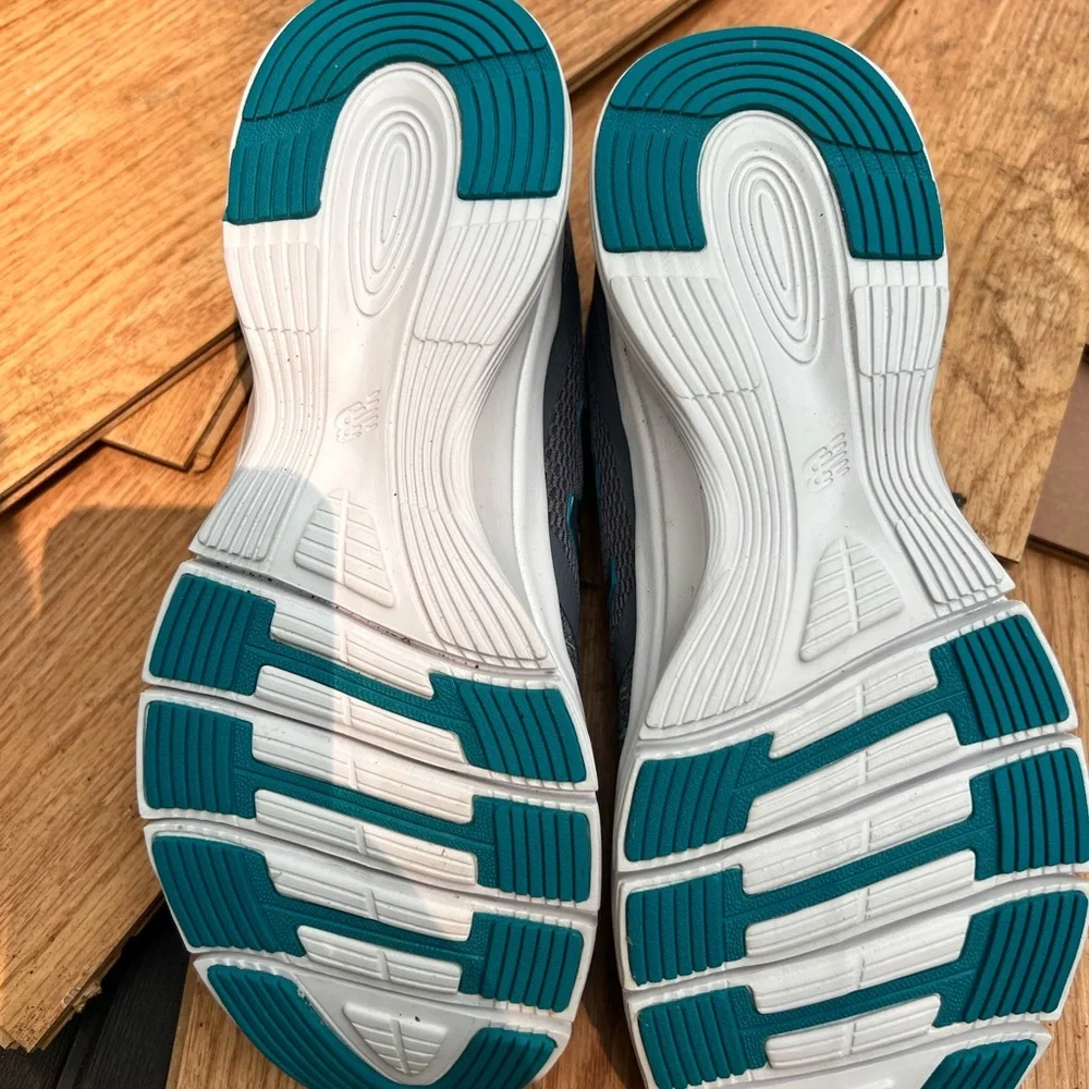 New Balance Woman’s Sneakers - Picture 2 of 3